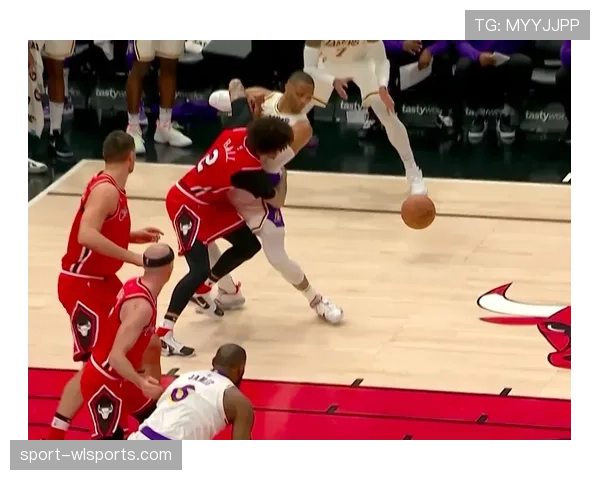篮球裁判必读：揭秘脚踢球违例的判罚标准与适用场景